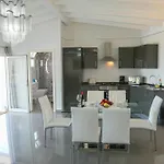 Trillizos Вілла Адехе